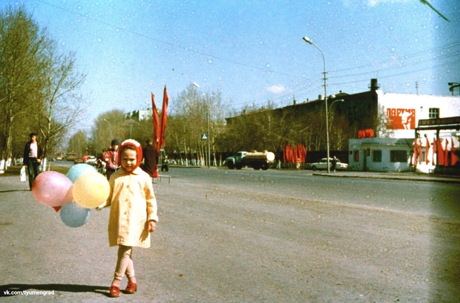 Май, 1988 года. На фоне&nbsp;— городской молокозавод, на месте которого сейчас&nbsp;— ТЦ&nbsp;«Континент» | Источник: Тюмень до нашей эры / Vk.com