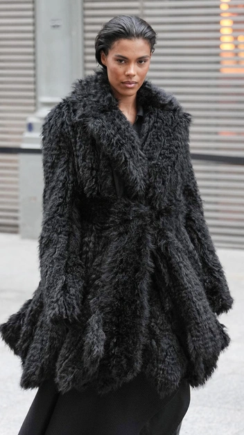 Черная и с длинным мехом: Тина Кунаки появилась в трендовой шубе — это главная вещь зимы | marieclaire.ru