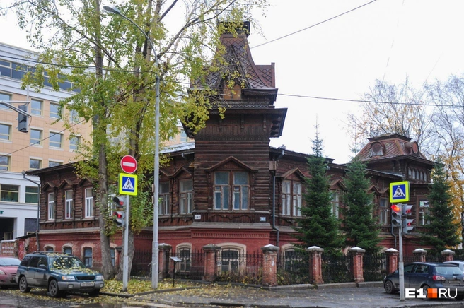 Полукаменный дом построили еще в конце XIX века | Источник: Артем Устюжанин / E1.RU