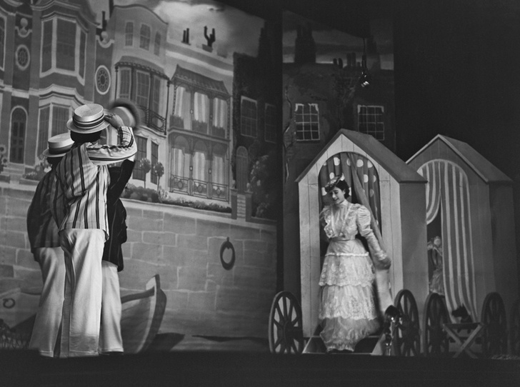 Фото №35 - Рождественский театр Виндзоров: как принцессы Елизавета и Маргарет поднимали боевой дух нации