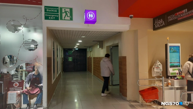Туалет расположен на первом этаже, рядом с гипермаркетом Interspar | Источник: Анастасия Харламова / NGS70.RU