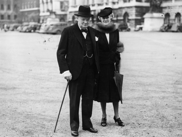 Уинстон Черчилль и его жена Клементина по дороге на Даунинг-стрит, где они должны занять квартиру премьер-министра, 10 25 мая 1940