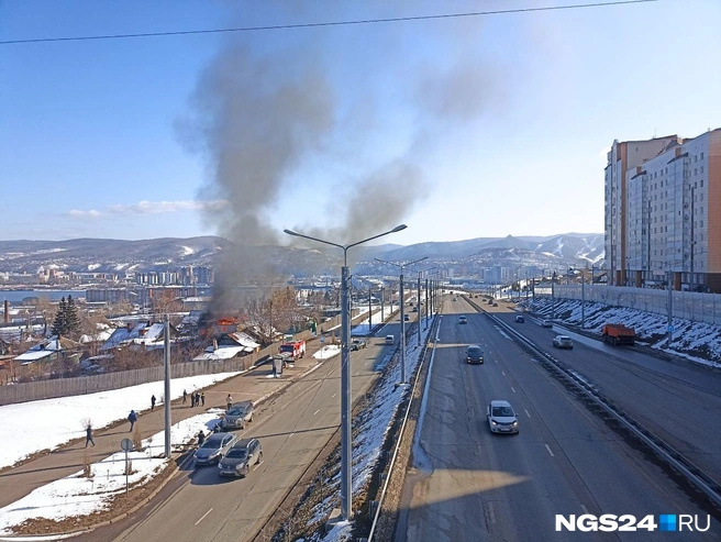 Пожар хорошо видно с пешеходного виадука на Николаевском проспекте | Источник: Михаил Шуклин / NGS24.RU
