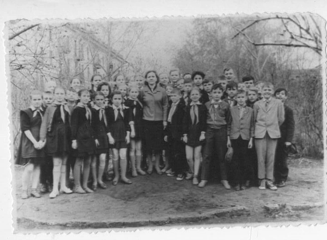Двор школы № 1, снимок была сделан в 1965 году | Источник: Музей-заповедник «Красная горка»
