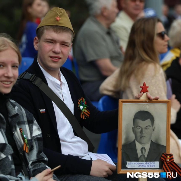 Молодежь пришла на парад с портретами родственников, участвовавших в Великой Отечественной войне | Источник: Евгений Софийчук / NGS55.RU