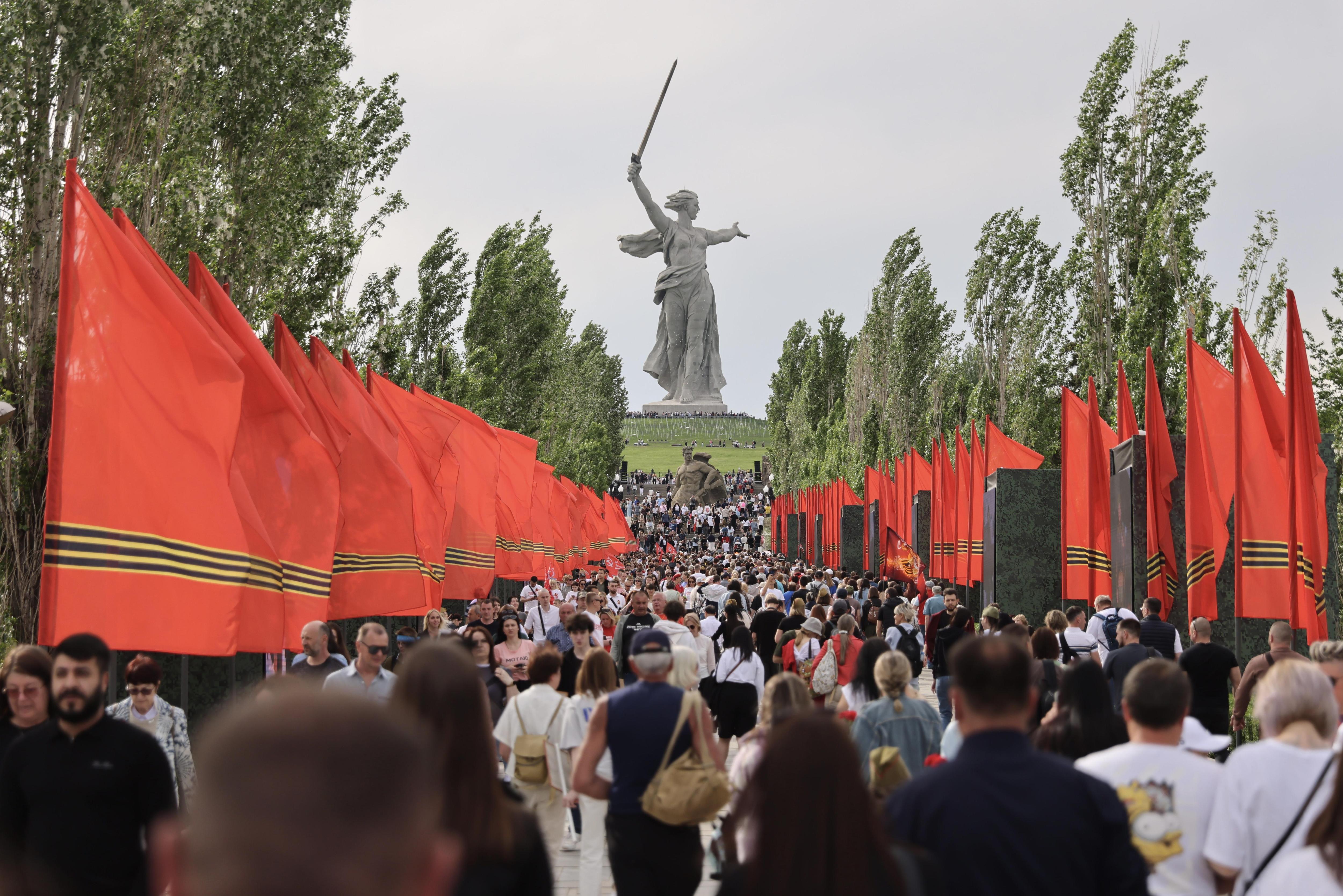 «Люди идут потоками»: смотрим, что происходит в Волгограде на Мамаевом кургане в День Победы — фоторепортаж