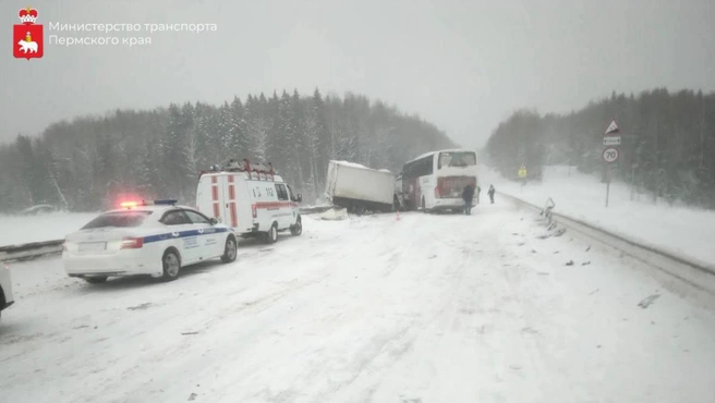 «Газель» вылетела на встречку и лоб в лоб врезалась в автобус, после чего развернулась | Источник: Министерство транспорта Пермского края / Telegram