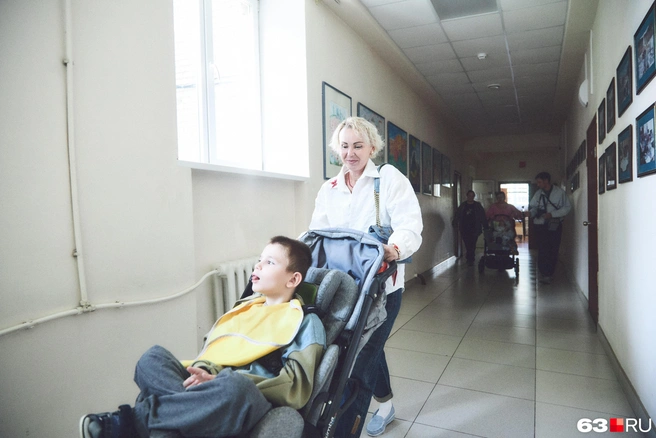 Ольга Шелест везет одного из воспитанников на дискотеку | Источник: Роман Данилкин / 63.RU