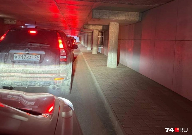 Пробка в «тоннеле», который выводит из дворов «Манхэттена» к АЗС «Лукойл» | Источник: читатель 74.RU