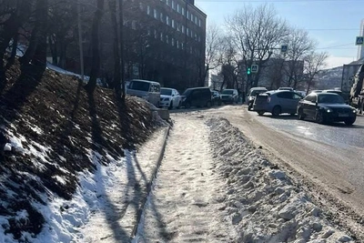 Снег на улицах Владивостока превратился в лед через неделю