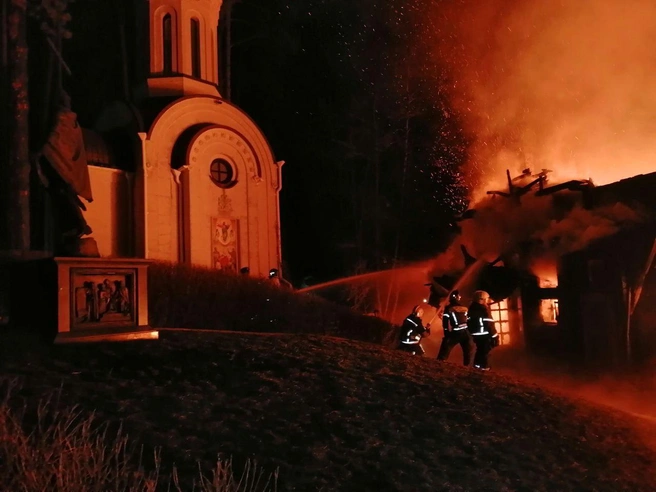 Локализовать огонь удалось только к утру | Источник: ГКУ СО Центр по делам ГО, ПБ и ЧС