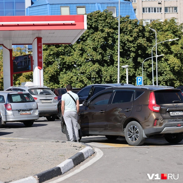 Те, кто оказался в «голове» очереди, не готовы ее уже покинуть | Источник: Алексей Волхонский / V1.RU
