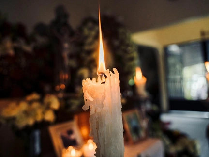 Могилы усыпаны белыми лилиями: мать, убившую себя и двоих детей, похоронили на окраине Екатеринбурга