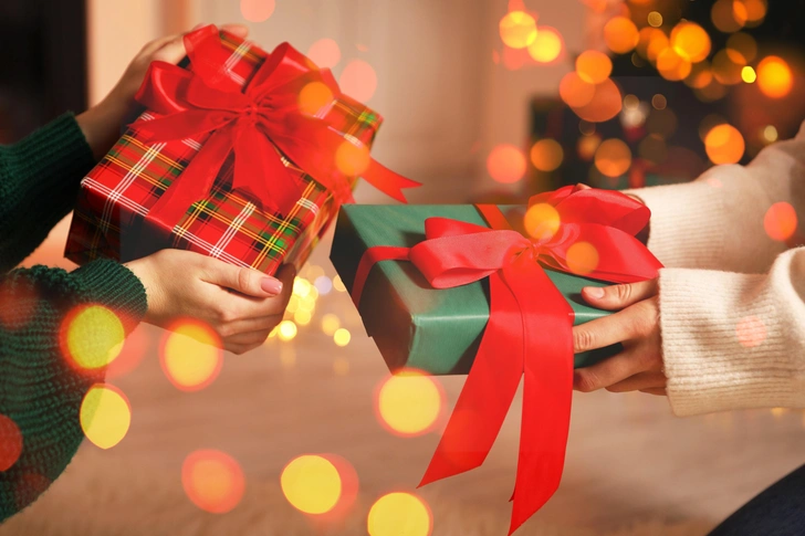 Чемоданы, гаджеты, одежда: 8 отличных идей новогодних подарков для друзей и близких | Источник: New Africa/Shutterstock/Fotodom.ru