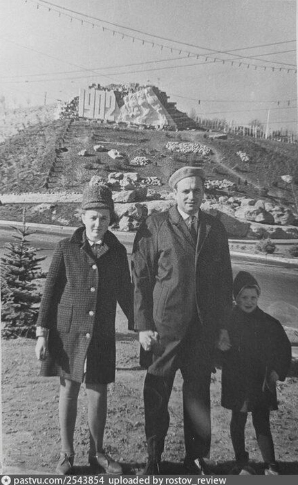 Ноябрь 1967 года. Напротив горельефа в память о стачке 1902 года | Источник: pastvu.com