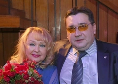 45-летний сын Натальи Гвоздиковой живет с мамой и водит женщин во время ее командировок