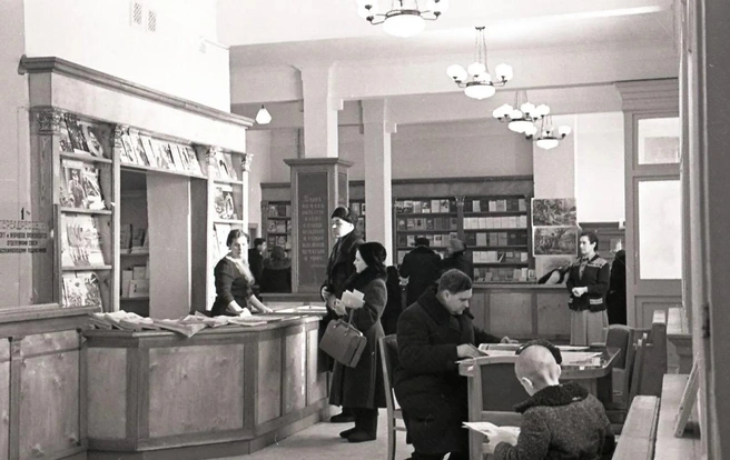 А вам довелось стоять в очереди за книгой, покупать издания по подписке и доставать дефицитные серии по блату? | Источник: фотофонд Самарского областного государственного архива социально-политической истории