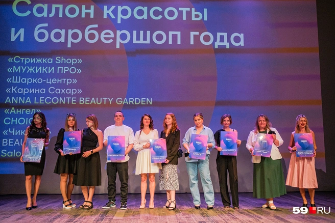 Пермяки, конечно, любят не только поесть. Навести красоту тоже важное для многих дело. В этом помогают салоны и барбершопы | Источник: Тимофей Калмаков