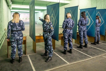 У каждой участницы есть три пробных выстрела и десять зачетных | Источник: Василина Любимова / 59.RU 
