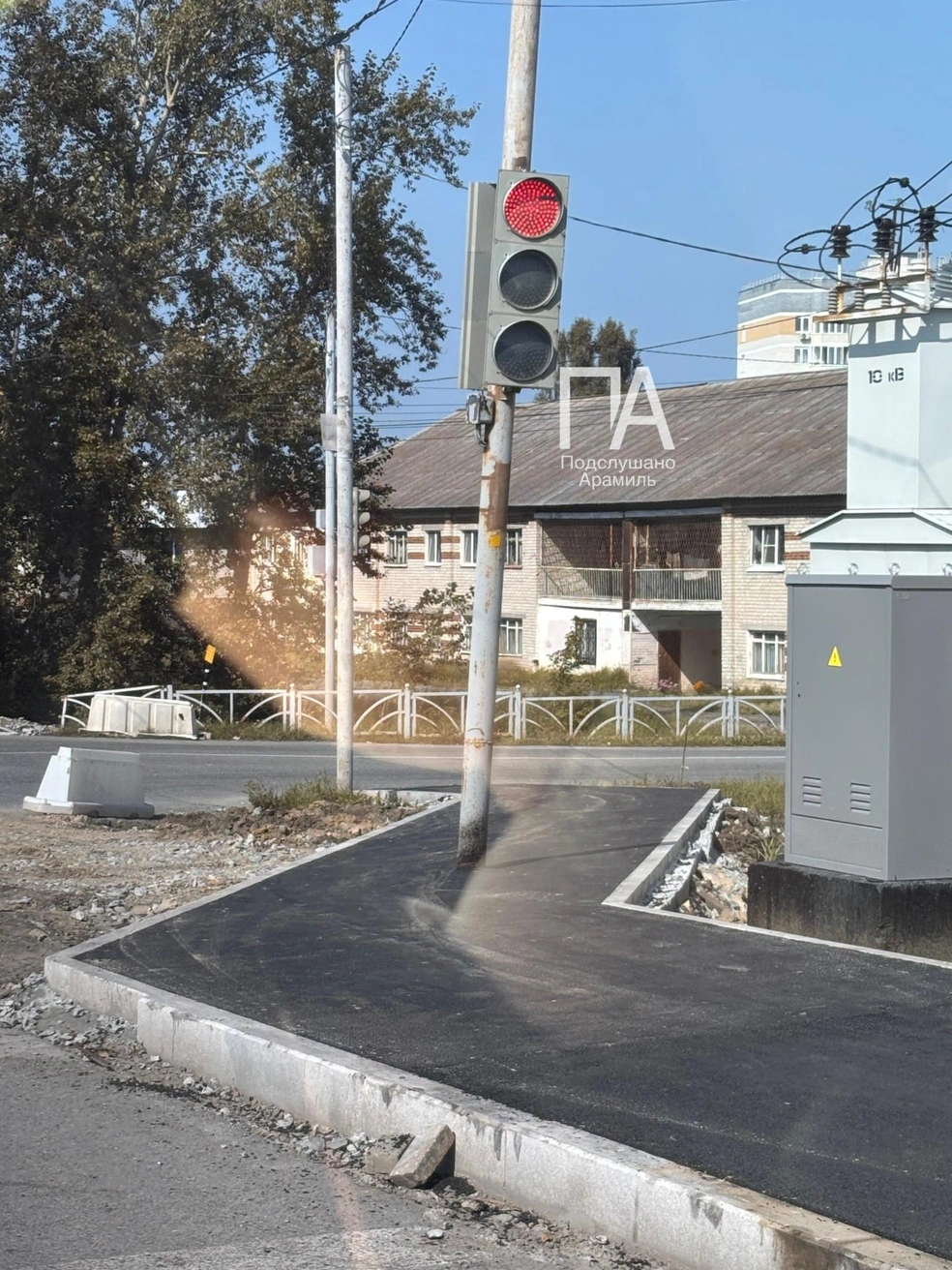 Вокруг старого светофора уложили асфальт, чтобы обустроить пешеходную зону | Источник: Подслушано Арамиль / Vk.ru