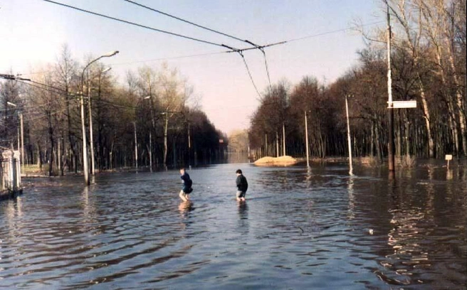 Эта фотография сделана в 1998 года на Окском шоссе во время разлива Оки. Сапов тогда не было, так что приходилось идти в воде по колено | Источник: pastvu.com