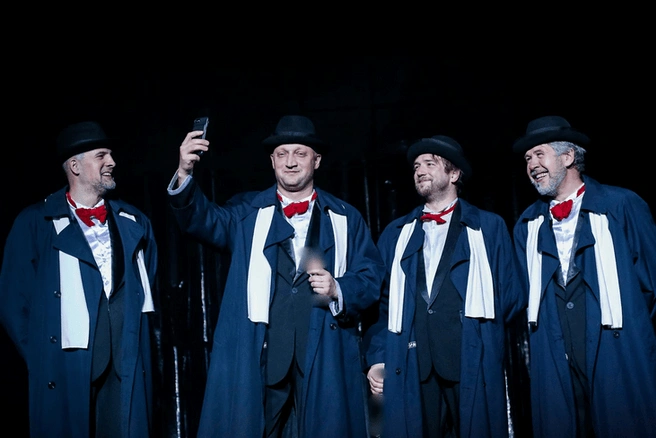 Талантливый актер продолжает играть в театре и играет в музыкальной группе | Источник: «Театр Ателье»