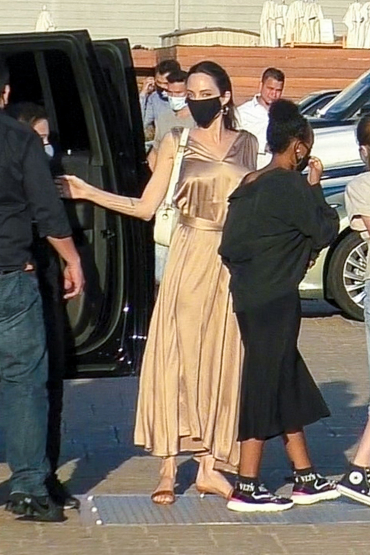 В ресторан как на красную дорожку! Анджелина Джоли в шелковом платье цвета бронзы