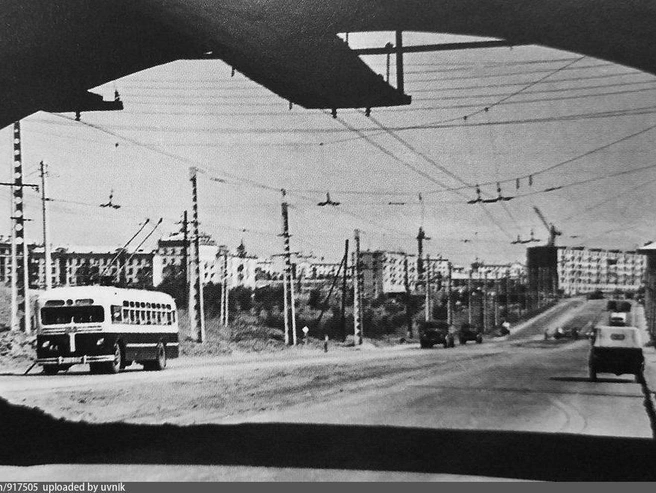 Троллейбус 1967 года следует по проспекту Нагибина. | Источник: Книга «Страницы истории. 260-летию Ростова-на-Дону посвящается», Омега Паблишер, Золотое сечение, 2009 / pastvu.com