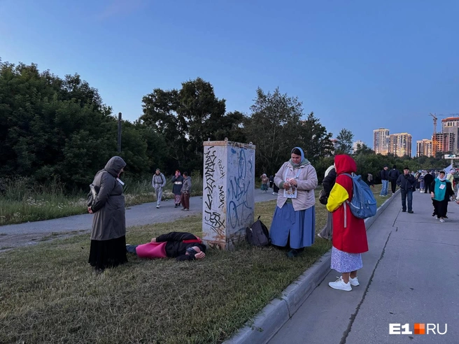 В дороге многие паломники отдыхали прямо на обочине | Источник: Дарья Костомина / E1.RU