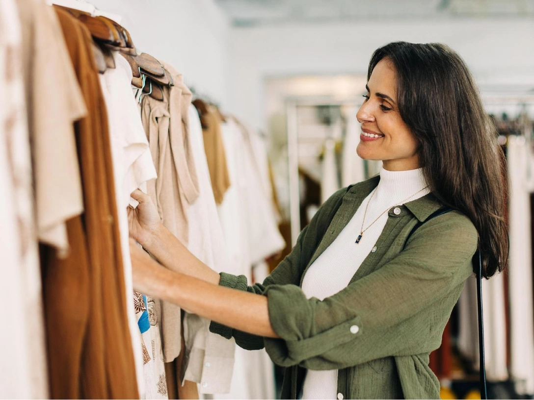 Почему нужно стирать вещи после покупки: главные причины, о которых вы не знали | marieclaire.ru