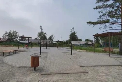 Зону отдыха с качелями благоустроили в Завитинске