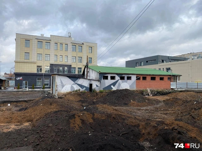 Высотку собираются возвести на месте бывшего рынка «Пешеходный». Пока там только раскопанная земля | Источник: Виталий Гущинский