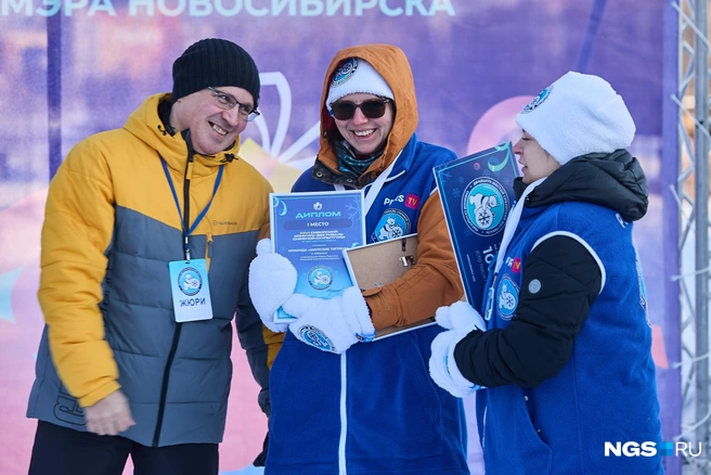 Награждение команды из Хабаровска | Источник: Александр Ощепков / NGS.RU