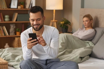 «Мой парень следит за соцсетями бывшей и говорит, что не прочь с ней снова встречаться»