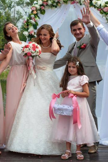 Юные девушки и их мамы в свадебных платьях фото