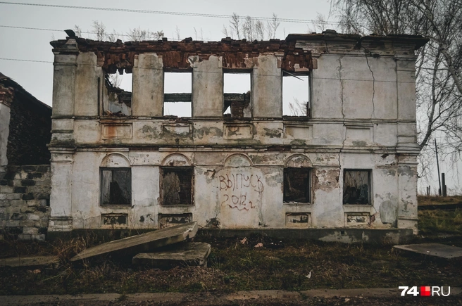 Ходить здесь тоскливо. Не люблю громких фраз, но именно тут в голову приходят мысли о том, что российская деревня умирает | Источник: Виталий Гущинский