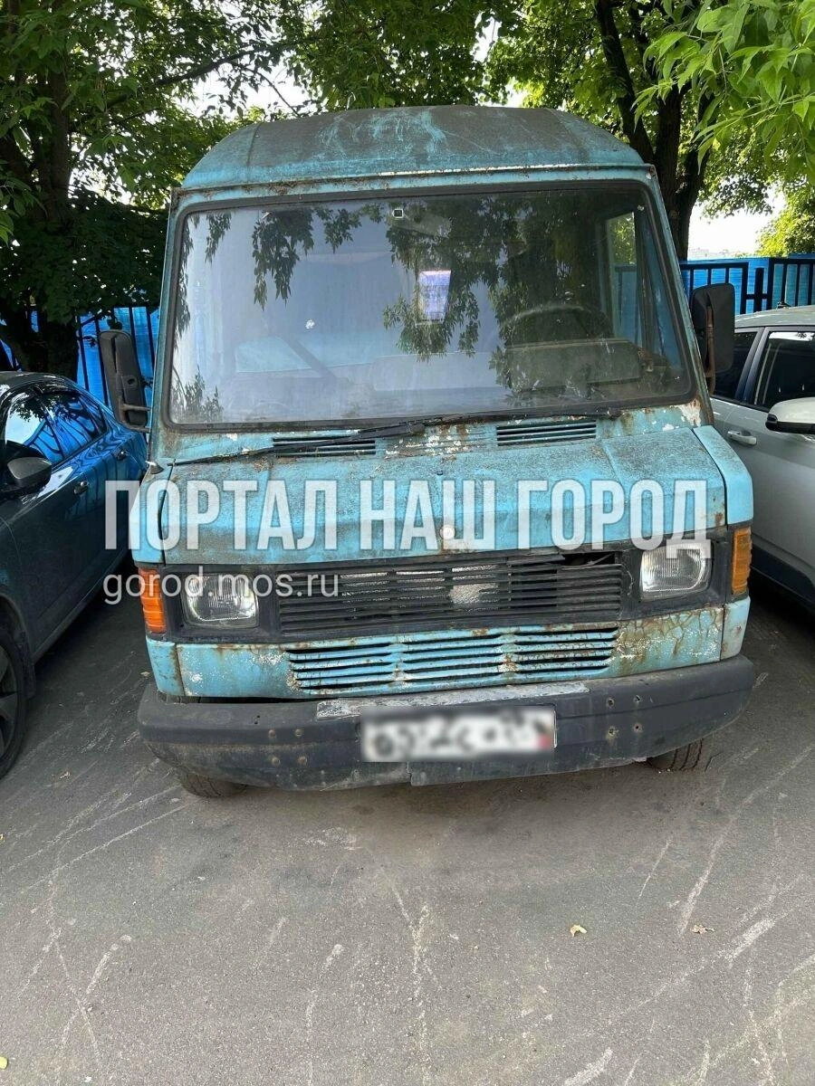 Кто-то бросил фургон на улице | Источник: gorod.mos.ru