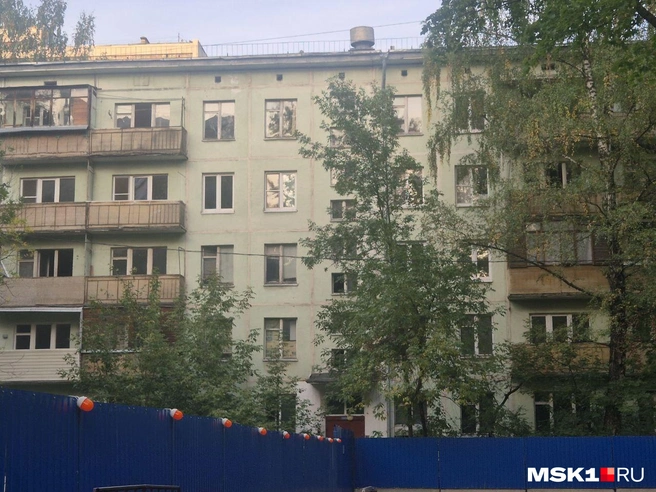 Пятиэтажку, где раньше жила москвичка, обнесли забором, но пока не сносят | Источник: из личного архива Марии Дружининой 