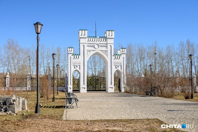Главные въездные ворота в сад снова поднялись над городом | Источник: Олег Фёдоров / CHITA.RU