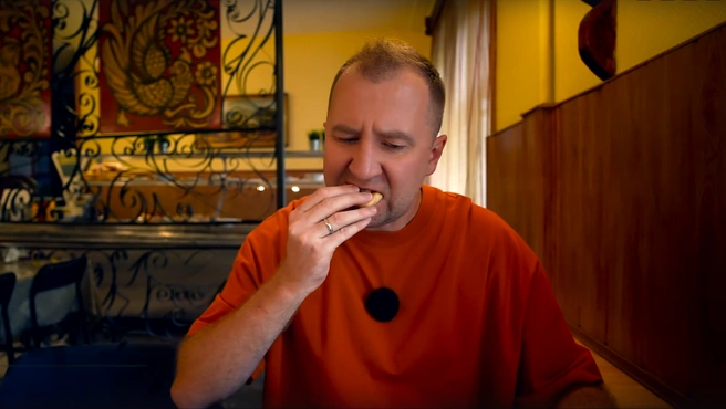 Пирожок и компот в завершение дегустации не удостоились подробной оценки | Источник: Грильков / VK