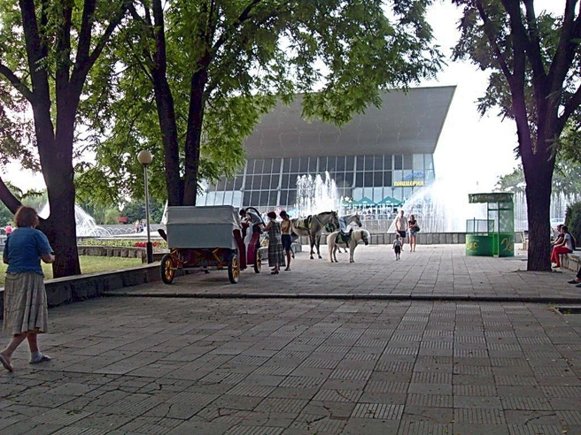 Кинотеатр «Аврора». Его закроют в начале 2015 года. До сих пор культовое место обнесено забором | Источник: Сергей Свистунов / Svistuno-sergej.narod.ru