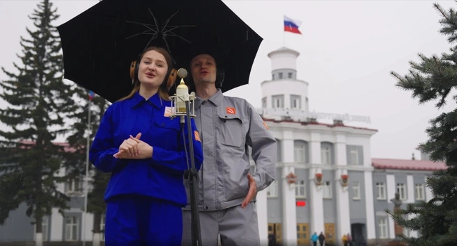 Вместе с вокалистами и музыкантами заводчане исполнили песню «Когда весна придет, не знаю» композитора Бориса Мокроусова на стихи Алексея Фатьянова | Источник: пресс-служба ТМК