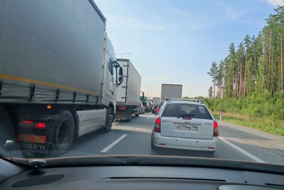 Водители застряли в многокилометровой пробке на ЕКАД