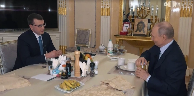 Президент угощал журналиста медом с клюквой | Источник: кадр из документального фильма ВГТРК «Россия. Кремль. Путин. 25 лет» (12+)