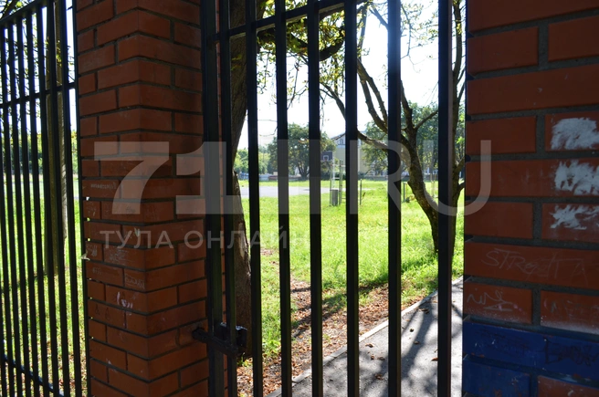 Здесь и вовсе наварили задвижку с другой стороны, чтобы дверь нельзя было никак открыть | Источник: Максим Улитов / 71.RU