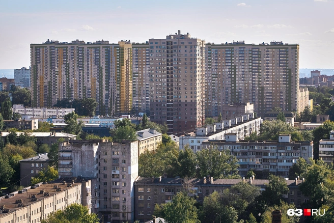 Высотные дома в районе Революционной / Дыбенко заслоняют небо как крепостная стена | Источник: Роман Данилкин / 63.RU