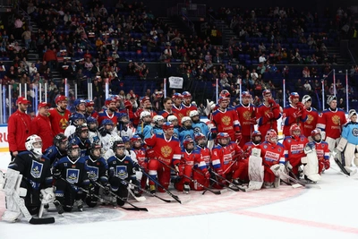 Звезды хоккея провели мастер-шоу с детьми в Новосибирске