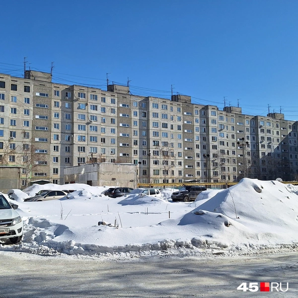 Во дворе Отдыха, 53 о вывозе снега никто не позаботился | Источник: Александр Лисихин / 45.RU 