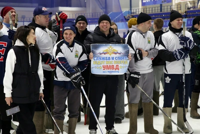 Полицейские устроили благотворительный хоккей в валенках