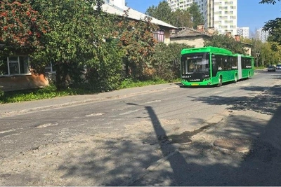 Автобусы ползут по ямам на Широкой речке: жалобы и ремонт